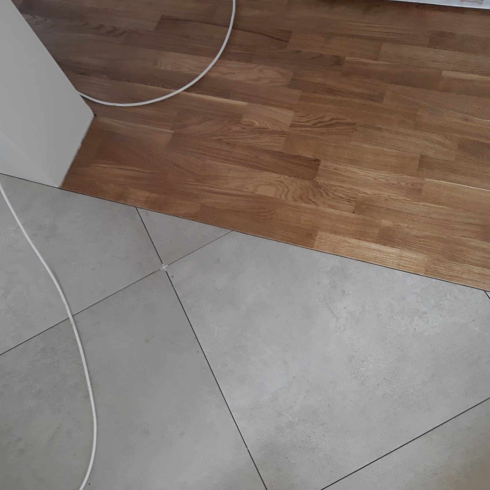 Medžio plokštė ant betono paviršiaus