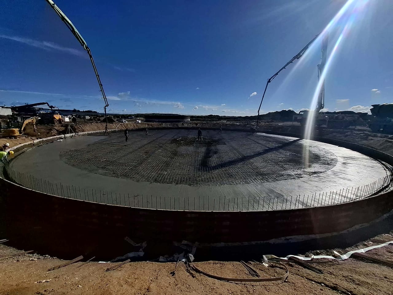 Støbning af fundamentspladen med betonpumper. Overblik.