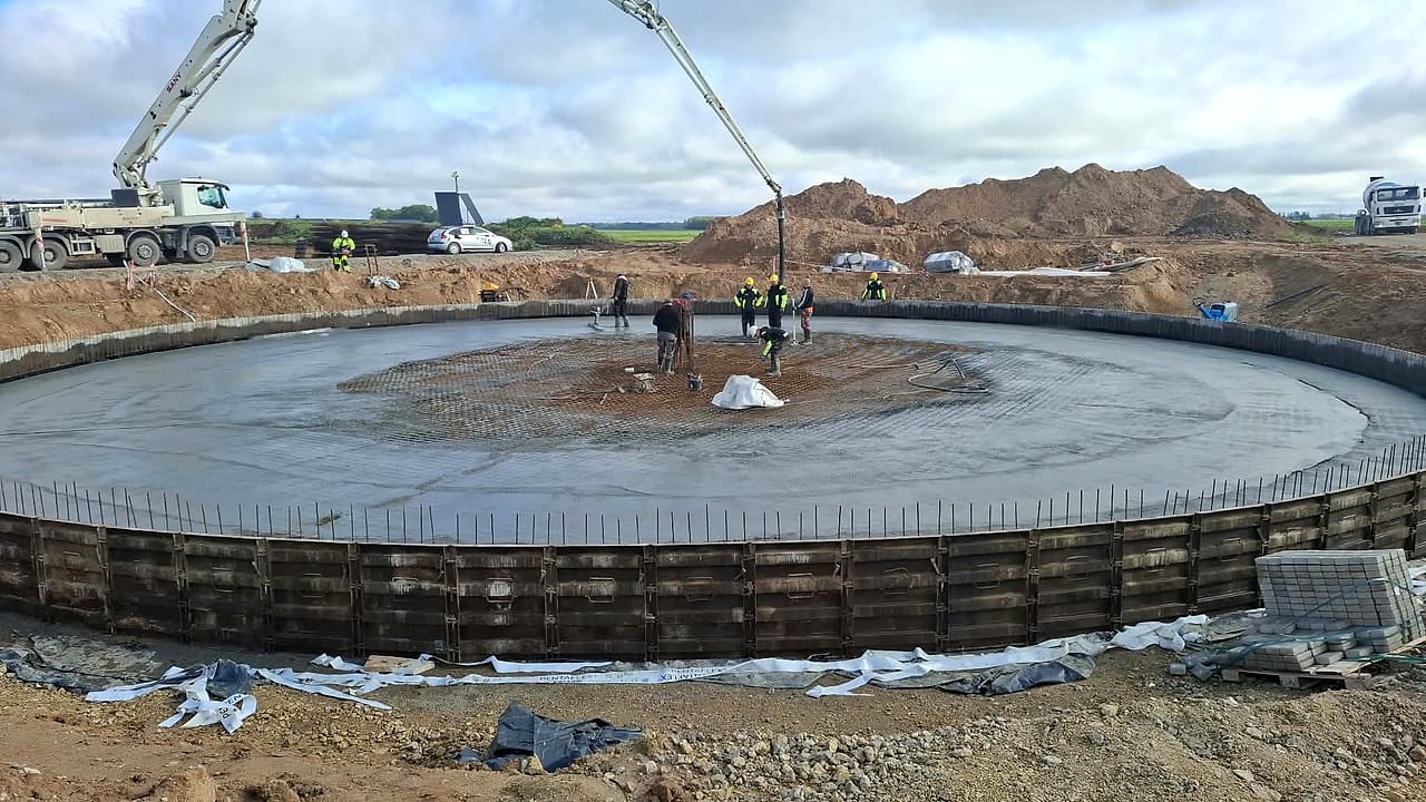 Støbning af fundamentspladen med betonpumper. Arbejdet i gang.